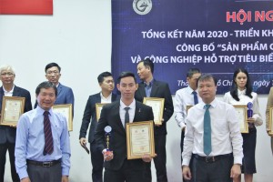 Ông Cao An - Đại diện Công ty Cơ Khí Duy Khanh lên nhận Giải thưởng