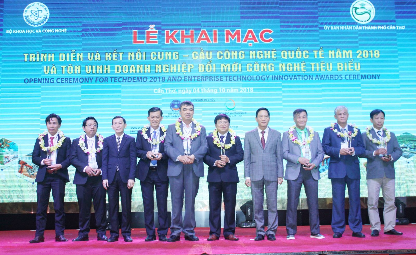 Chủ tịch UBND TP Cần Thơ Võ Thành Thống và Thứ trưởng Trần Văn Tùng trao danh hiệu cho 8 doanh nghiệp đổi mới công nghệ tiêu biểu